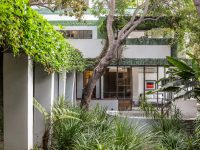Se vende una casa centenaria, de diseño y vanguardista en Los Feliz, California.