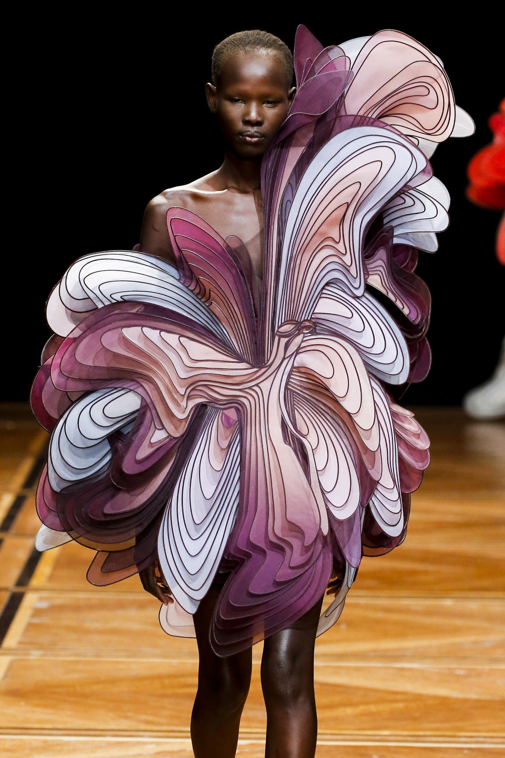 imagen 4 de Iris Van Herpen presenta su última colección de Alta Costura.