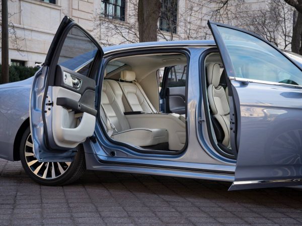 Lincoln Continental 80th Anniversary Coach Door Edition ¿habrase visto mayor elegancia? 2