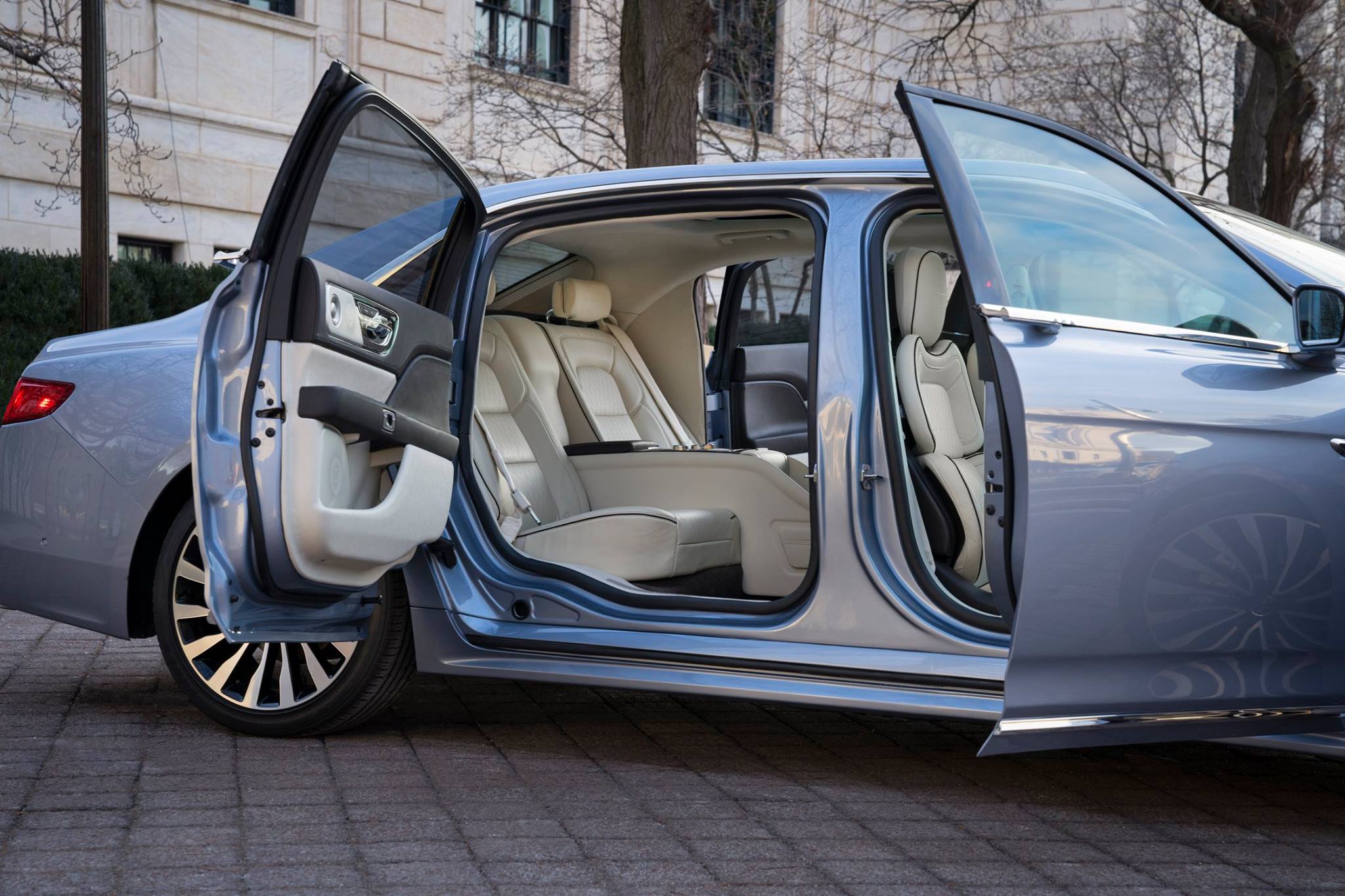 imagen 2 de Lincoln Continental 80th Anniversary Coach Door Edition ¿habrase visto mayor elegancia?