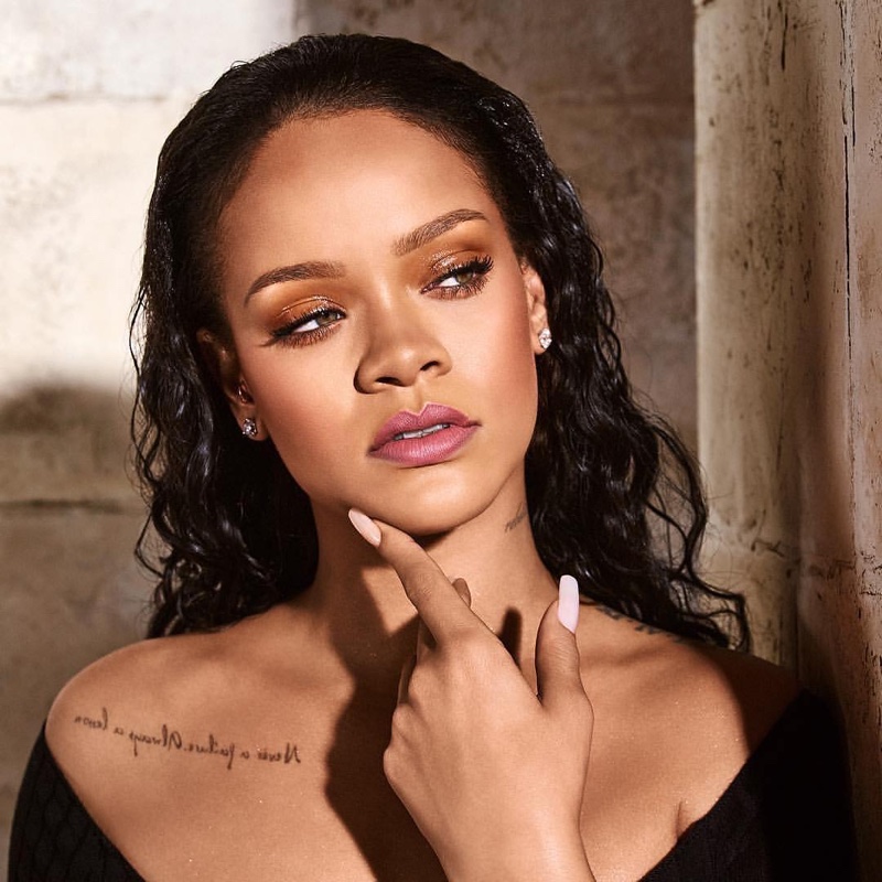 imagen 6 de Mattemoiselle Rihanna se pinta la primavera en los labios.