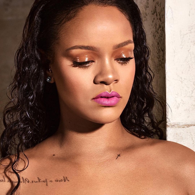 imagen 2 de Mattemoiselle Rihanna se pinta la primavera en los labios.