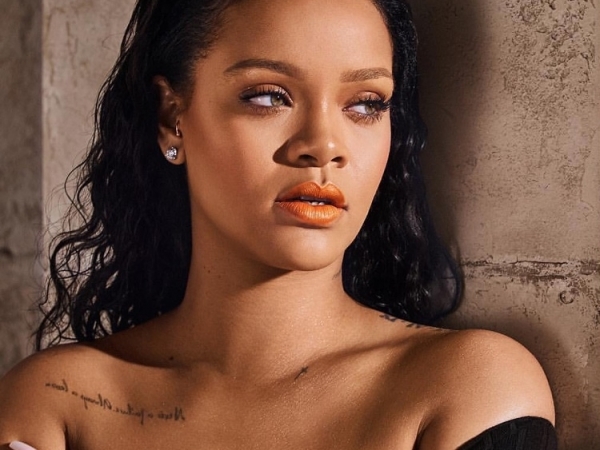 Mattemoiselle Rihanna se pinta la primavera en los labios.