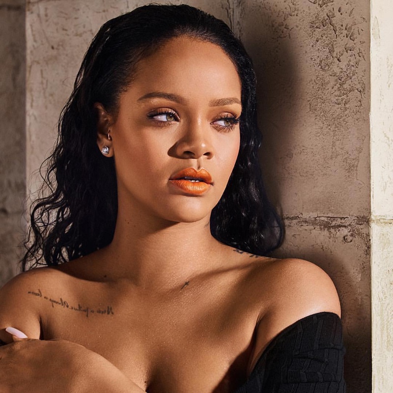 imagen 11 de Mattemoiselle Rihanna se pinta la primavera en los labios.