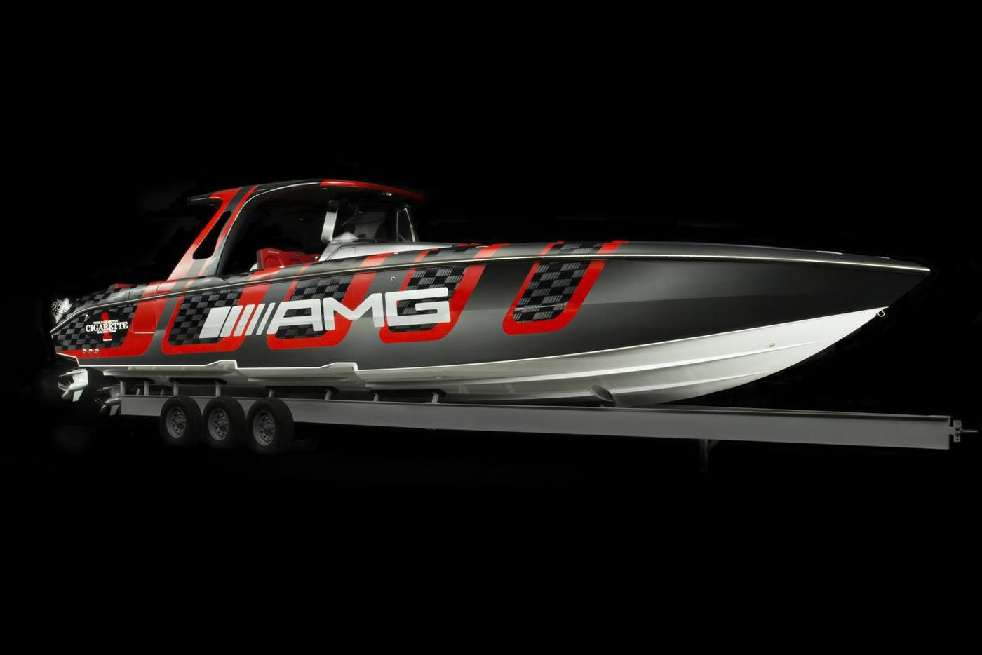 imagen 3 de Cigarette Racing 41′ AMG Carbon Edition, todo elegancia y velocidad sobre el mar.