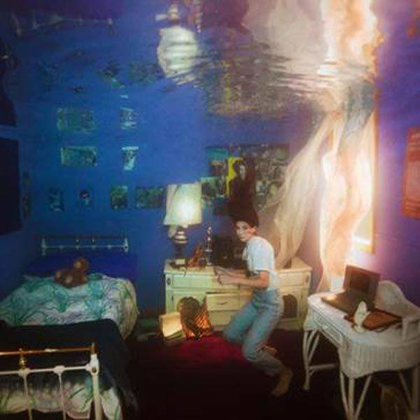 imagen 4 de Weyes Blood hace un vídeo de terror para una canción muy pop.