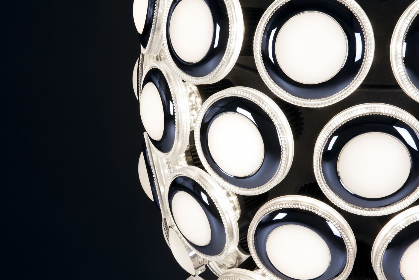 imagen 7 de Iconic eyes, una lámpara inspirada en los faros de un BMW.
