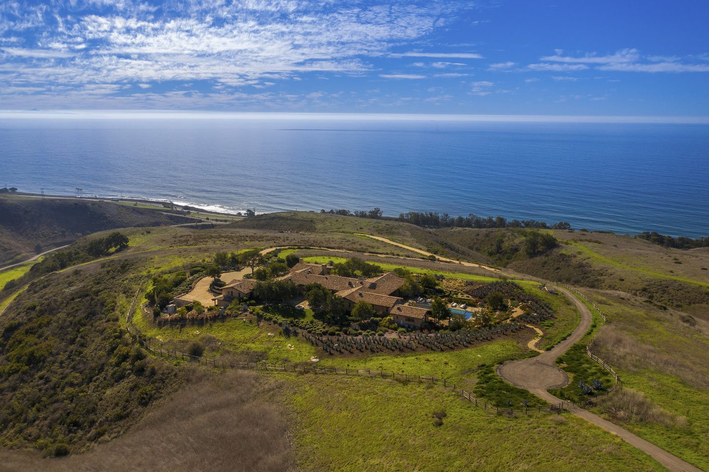 imagen 1 de Se vende el espectacular Rancho Tajiguas con vistas al mar y un precio imposible.
