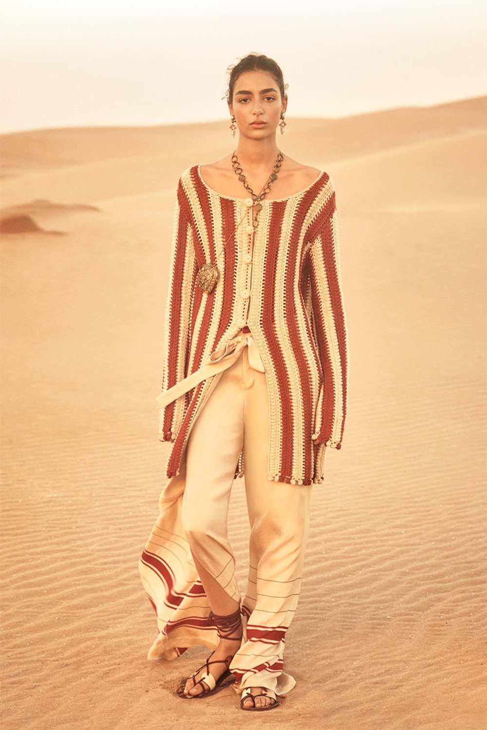 imagen 1 de Zara nos lleva al desierto en su última colección de primavera-verano 2019.