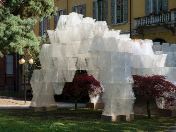 COS presenta en Milán ‘Conifera’, una instalación arquitectónica impresa en 3D.