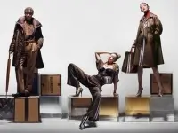 Gigi Hadid  se desdobla en cuatro mujeres distintas para Burberry.