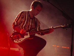 Los festivaleros y bailongos Vampire Weekend comparten su más reciente vídeo.