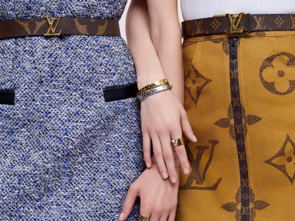 Louis Vuitton presenta un estampado Monogram Super-aumentado.