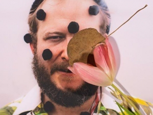 Bon Iver regresa, casi sin efectos especiales, con dos preciosos temas nuevos.