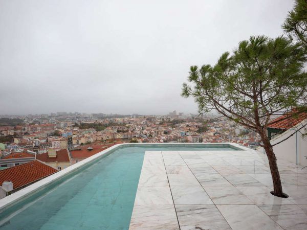 Casa do Monte es una vivienda con piscina y vistas en el corazón más inaccesible de Lisboa.