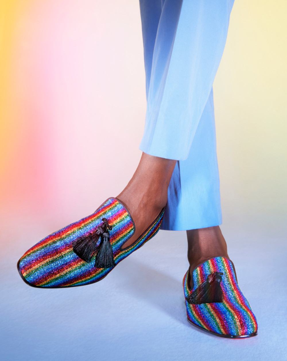 imagen 3 de Christian Louboutin lanza una colección «over the rainbow».