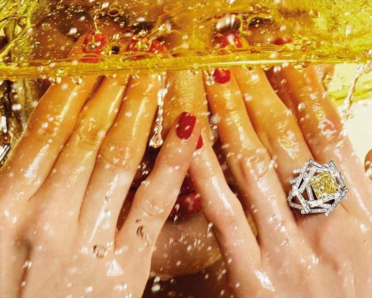 imagen 6 de Graff Diamonds presenta su nueva colección de diamantes cantando bajo la lluvia.