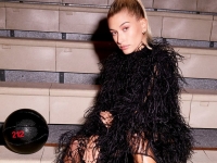 Hailey Baldwin presenta la edición de coleccionista de Carolina Herrera Parfums.