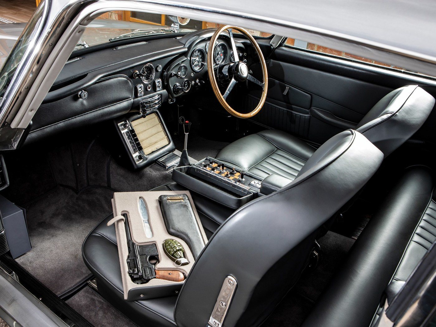 imagen 7 de ¿Quieres hacerte con el coche de James Bond? su Aston Martin DB5 del 65 sale a subasta.