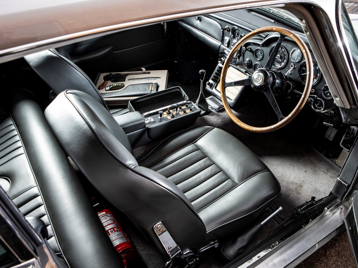 imagen 9 de ¿Quieres hacerte con el coche de James Bond? su Aston Martin DB5 del 65 sale a subasta.