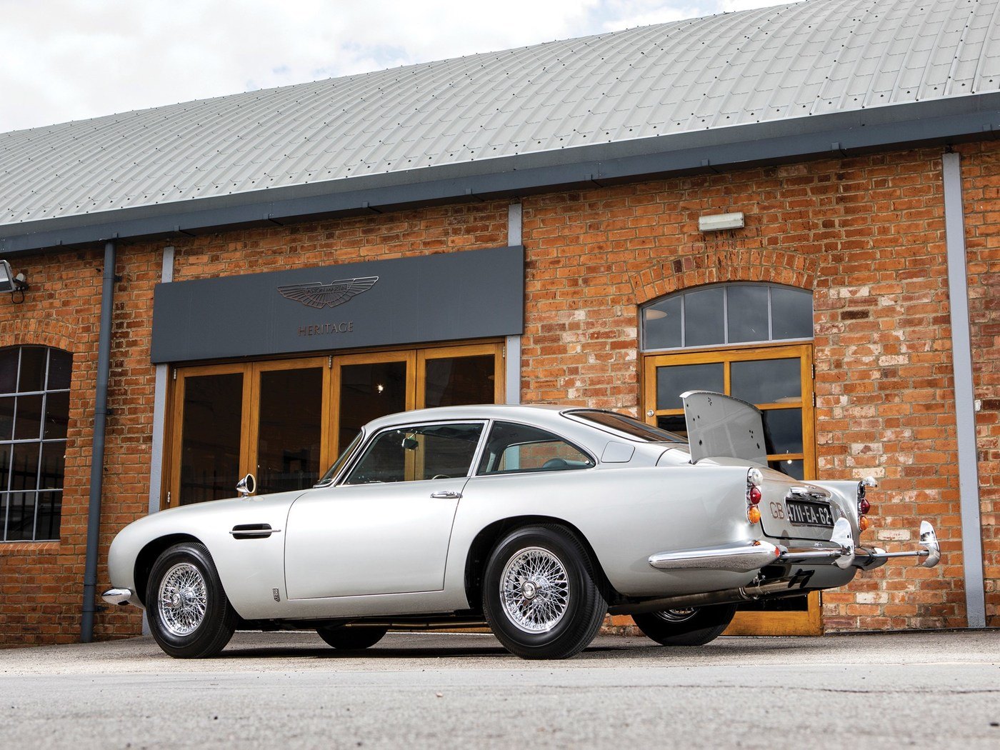 imagen 2 de ¿Quieres hacerte con el coche de James Bond? su Aston Martin DB5 del 65 sale a subasta.