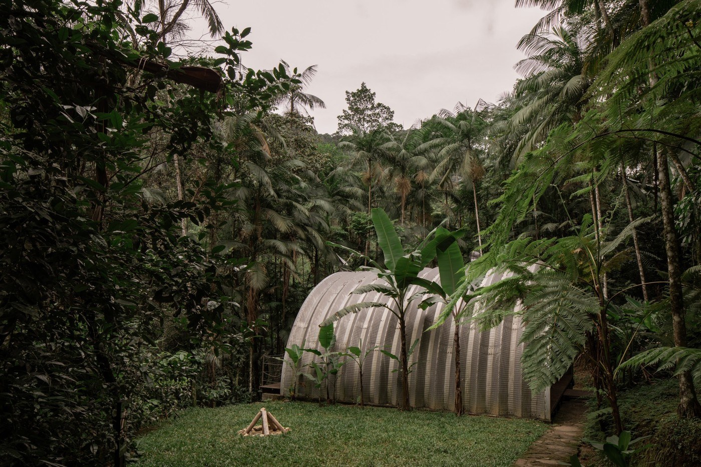 imagen 1 de Arca House, una casa-hotel para perderte en la selva brasileña durante unos días mágicos.