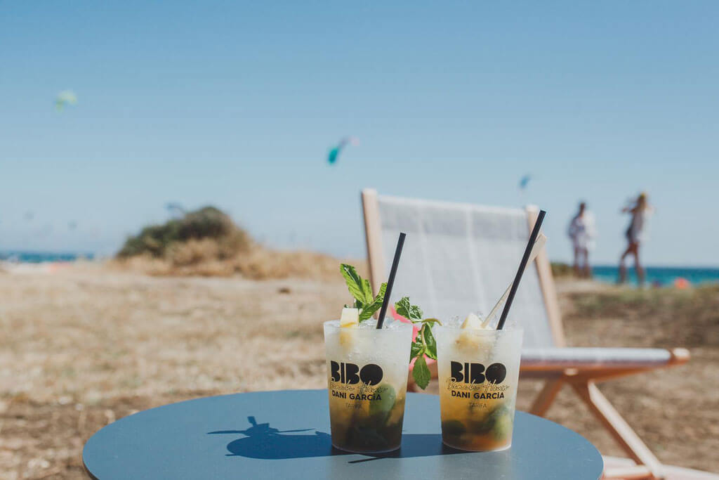 imagen 7 de BiBo Beach House Tarifa, Dani García pone la mesa junto al mar.