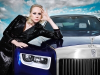 Gwendoline Christie, más conocida como Brienne de Tarth, nos demuestra que todo es posible en/con un Rolls-Royce Phantom.