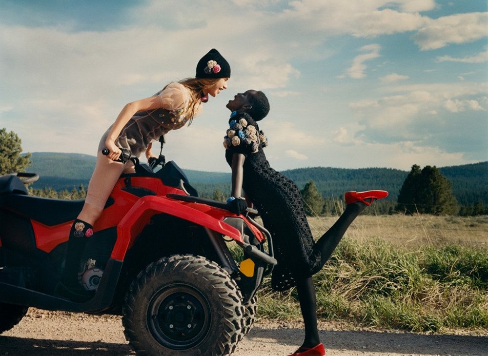 imagen 2 de Hailey Baldwin protagoniza la campaña de otoño de Miu Miu.