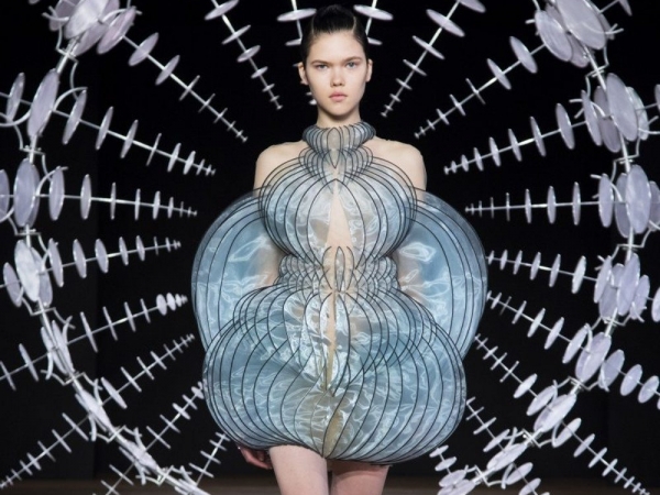 Iris Van Herpen lanza su colección Hipnosis en la semana de la moda de París.