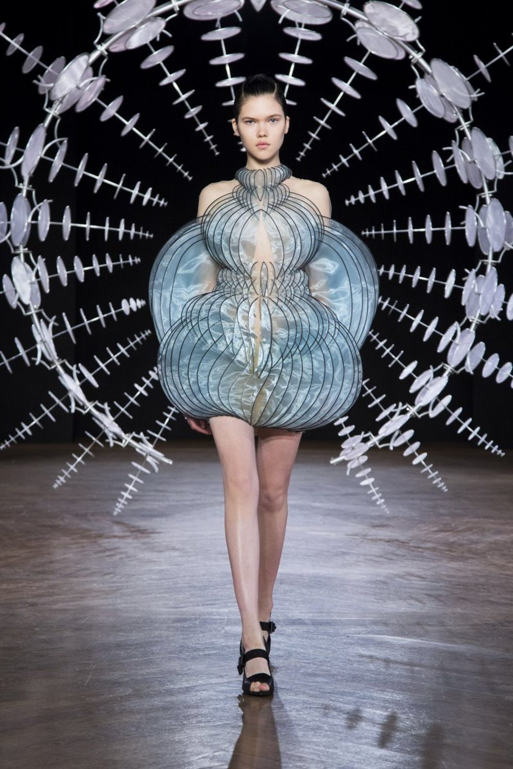 imagen 1 de Iris Van Herpen lanza su colección Hipnosis en la semana de la moda de París.