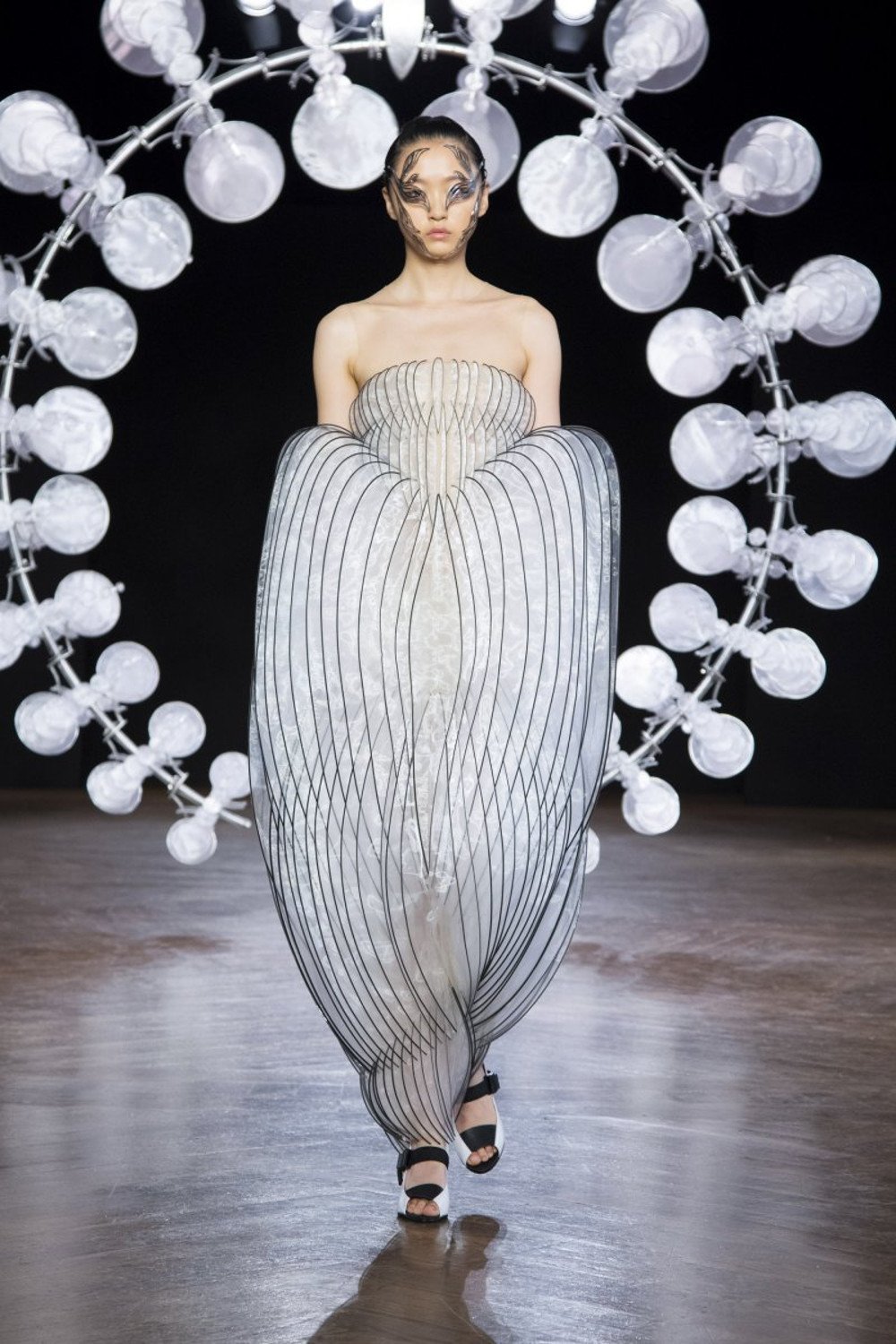 imagen 2 de Iris Van Herpen lanza su colección Hipnosis en la semana de la moda de París.