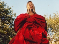Kate Moss presenta el otoño e invierno femme de Alexander McQueen.