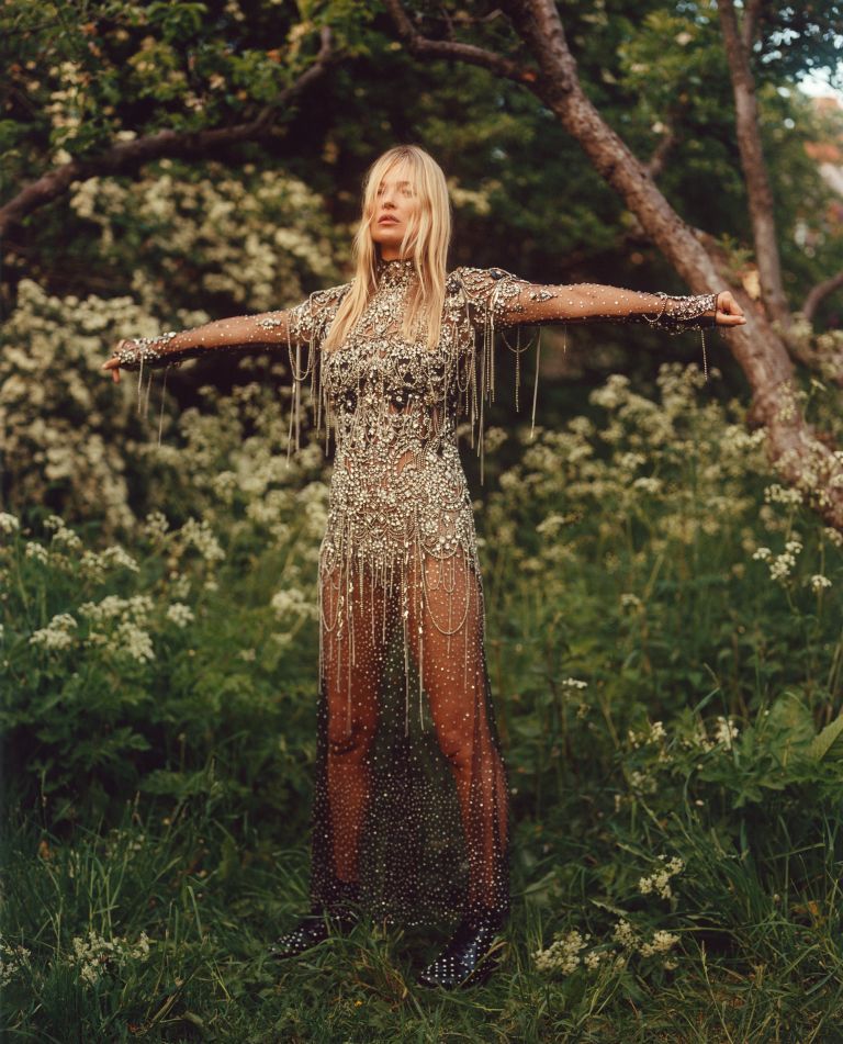 imagen 2 de Kate Moss presenta el otoño e invierno femme de Alexander McQueen.