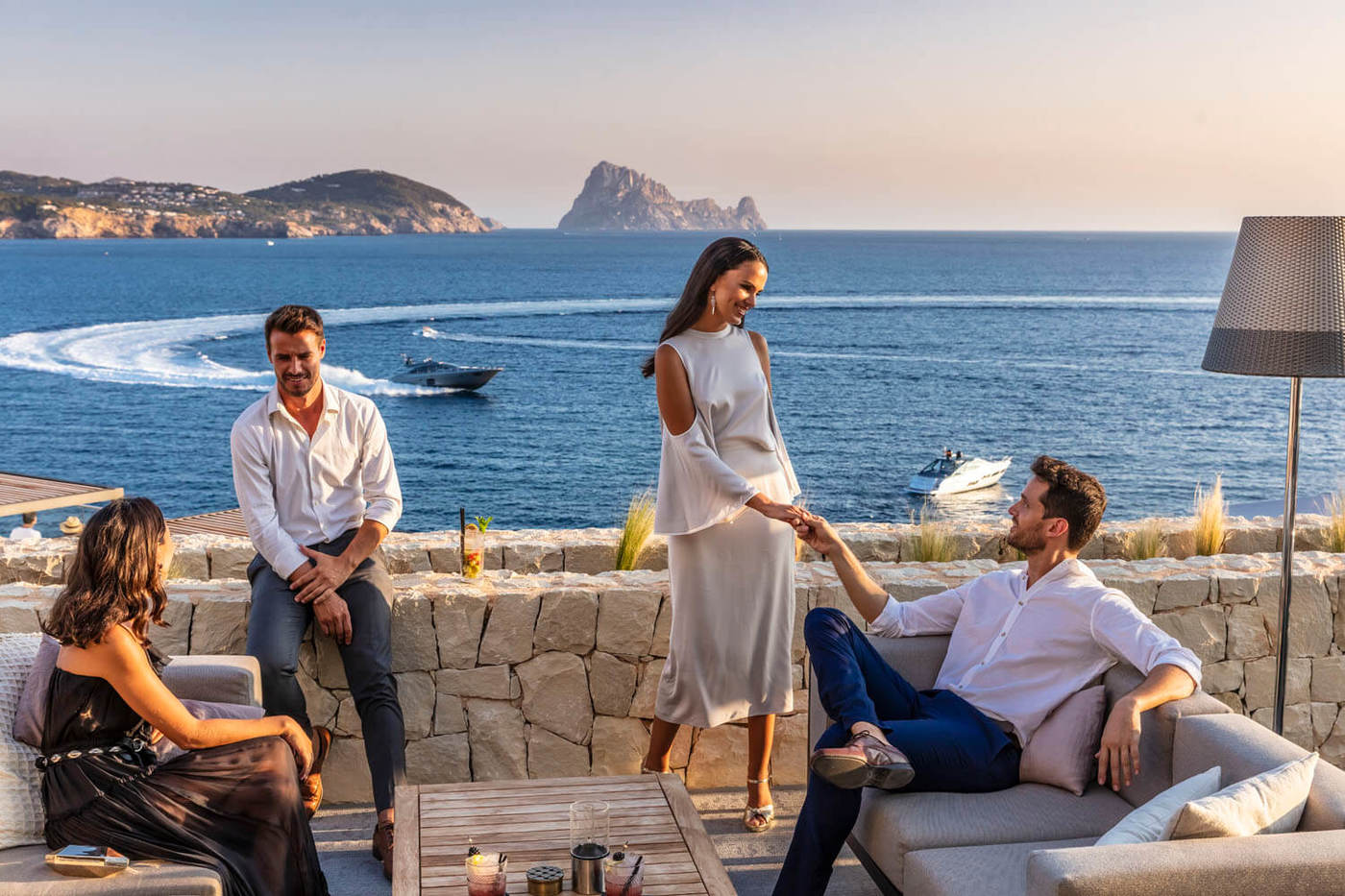 imagen 2 de Pershing Yachts Terrace, en el 7Pines de Ibiza, es la terraza más glamourosa del verano.