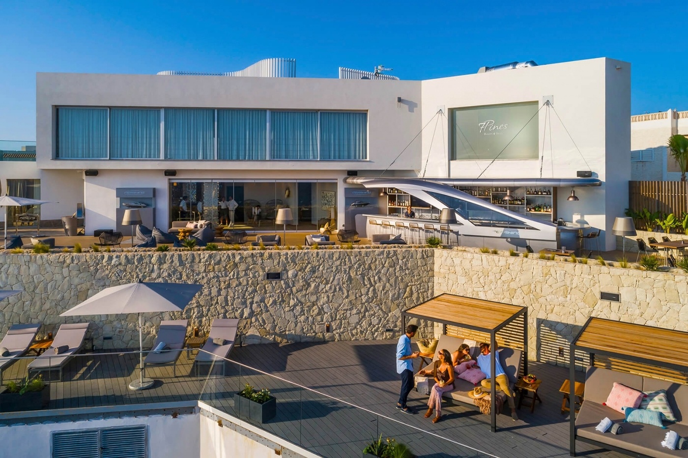 imagen 6 de Pershing Yachts Terrace, en el 7Pines de Ibiza, es la terraza más glamourosa del verano.