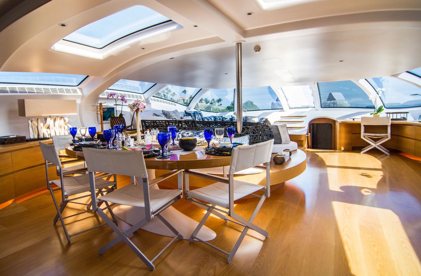 imagen 5 de Se vende Adastra Yacht, un trimarán de escándalo, por unos 10 millones y medio de euros.