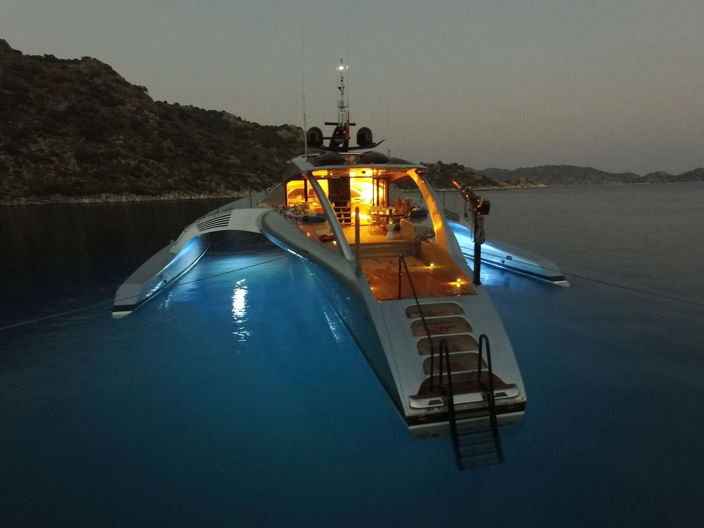 imagen 9 de Se vende Adastra Yacht, un trimarán de escándalo, por unos 10 millones y medio de euros.