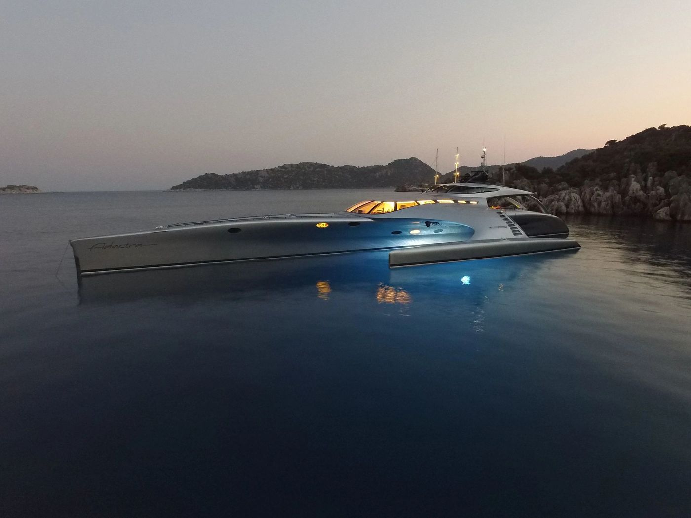 imagen 10 de Se vende Adastra Yacht, un trimarán de escándalo, por unos 10 millones y medio de euros.