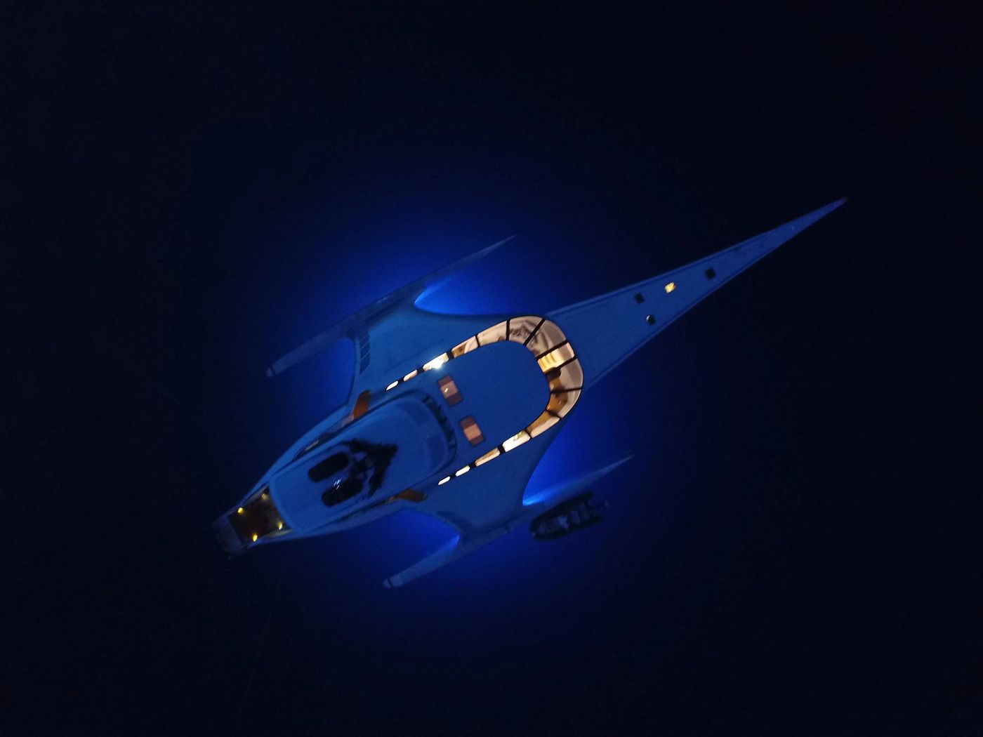 imagen 13 de Se vende Adastra Yacht, un trimarán de escándalo, por unos 10 millones y medio de euros.