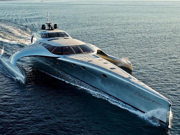 Se vende Adastra Yacht, un trimarán de escándalo, por unos 10 millones y medio de euros.