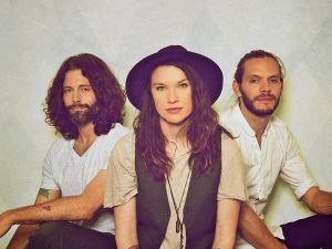 Single veraniego de Sarah Slaton que nos propone bailar en el sol.