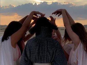 Bat For Lashes dirige y estrena un vídeo inmerso en una mágica luz.