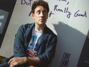 Murph de los Wombats lo intenta y atina con Love Fame Tragedy.