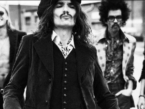 The Darkness se vuelven acústicos para certificar la muerte del rock.