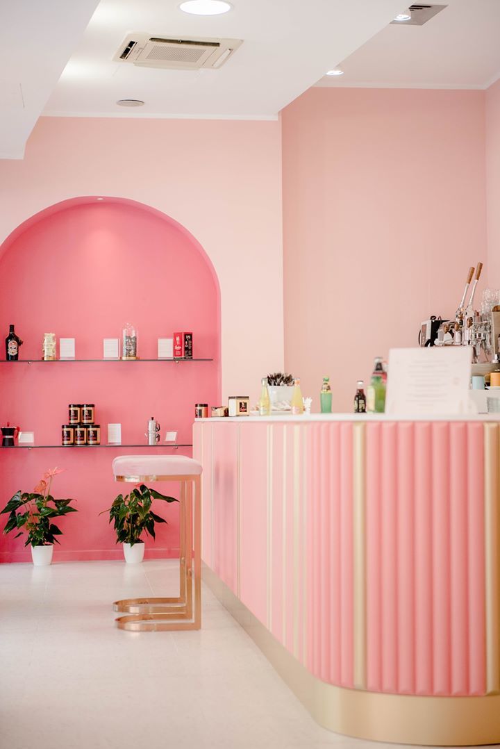 imagen 1 de Tiramibloom, la nueva boutique rosa que los amantes del tiramisú no se pueden perder en Roma.