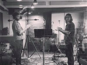 Blanco White anuncia su álbum de debut y estrena nuevo single.