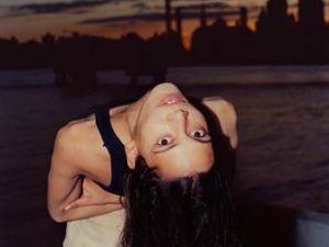 La noruega Okay Kaya estrena un nuevo tema sereno y magnético.