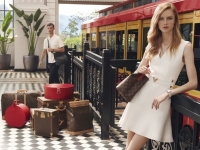 Louis Vuitton envuelve sus nuevas propuestas en el encanto de Vietnam.