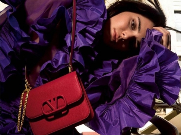 Kendall Jenner, Valentino y los bolsos de la colección resort 2020.